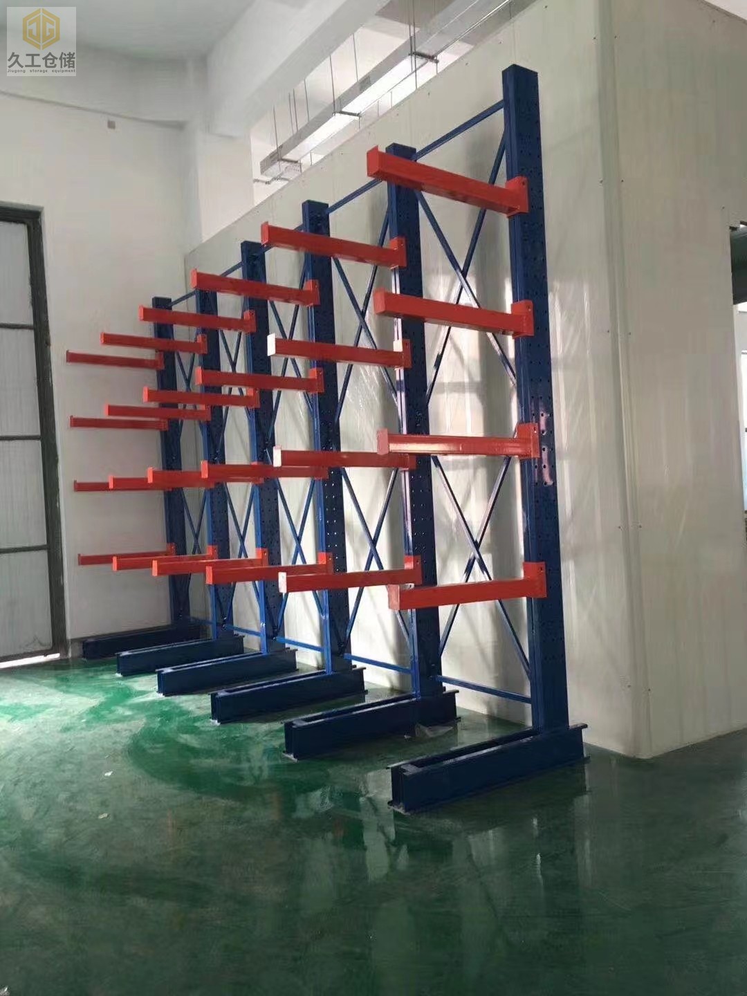 悬臂货架展示，使用悬臂货架有哪些运用特点？南京久工仓储设备老分析，了解更多关注久工！